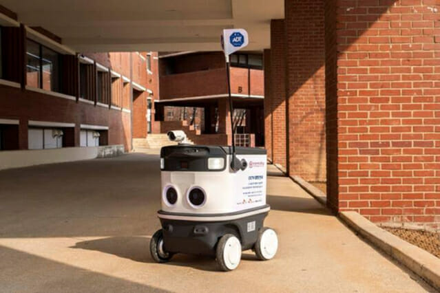 덕성여대 캠퍼스에서 시범 테스트를 진행하고 있는 'AI 순찰로봇' (사진=SK쉴더스)