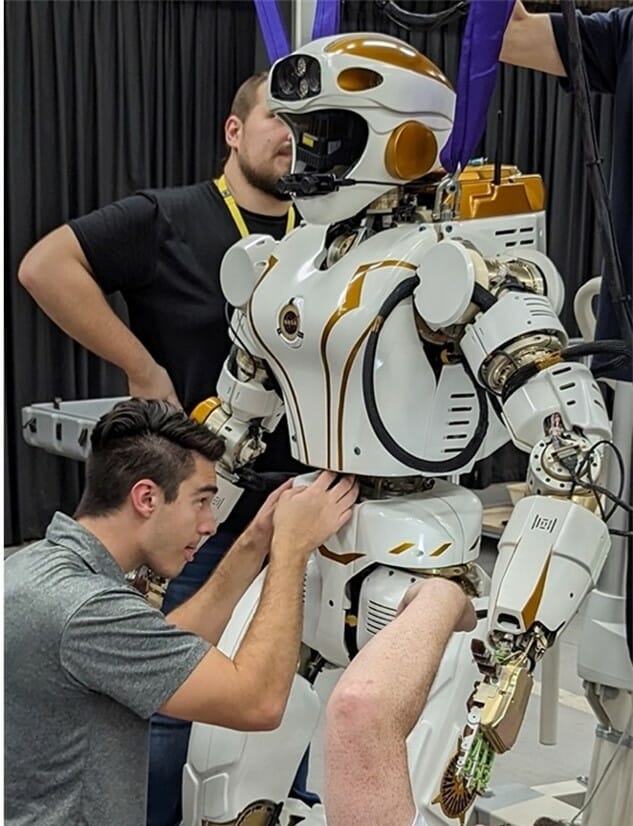 NASA, 달에 보낼 인간형 로봇 성능 테스트 시작