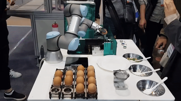 유니버설로봇 협동로봇이 계란후라이를 만들고 있다. 싱가폴 6개 호텔이 해당 솔루션을 도입했다. (사진=HRT시스템)