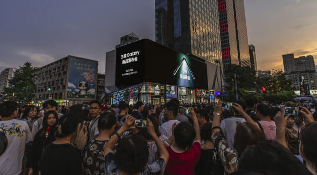 8일(현지시간) 중국 청두 타이쿠리(Tai Koo Li) 지역의 '갤럭시 언팩 카운트다운' 디지털 옥외광고(사진=삼성전자)