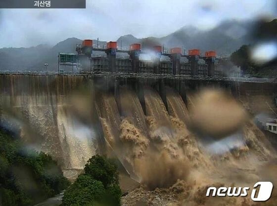 괴산댐 물 넘쳐 6800여명 대피…대홍수 위기