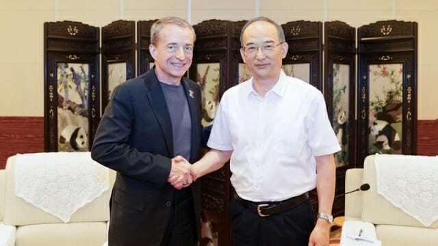 팻 겔싱어 인텔 CEO(좌)는 지난 10일 중국 쓰촨성 청두(成都)시에서 황창 쓰촨성 부서기(우)를 접견했다. (사진=쓰촨성)