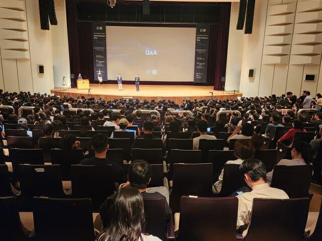 앤드류 응 교수 초청강연에는 1000명이 넘는 사람들이 참석했다.