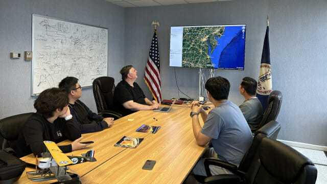 파블로항공과 파트너사가 함께 Longbow 사무실에서 NASA 비행 테스트를 위해 실무 회의를 하고 있다. (사진=파블로항공)