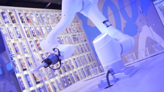 서울 마포구 '카스쿨 팝업스토어'에서 두산로보틱스 협동로봇이 생맥주를 따르고 있다. (사진=두산로보틱스)