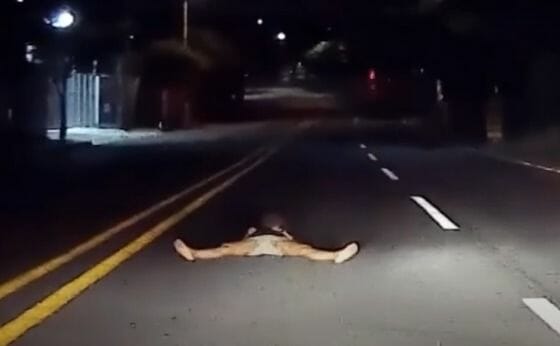 [영상] 한밤중 도로 위 '쩍벌 맨발 여성'…운전자 소름