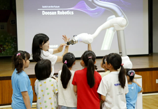 두산로보틱스, 아동복지시설서 협동로봇 체험활동 진행