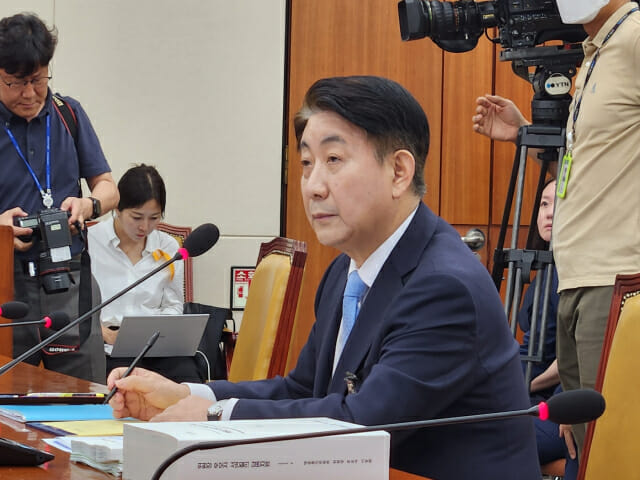 민주당, 이동관 방통위원장 탄핵안 당론 채택...본회의 보고