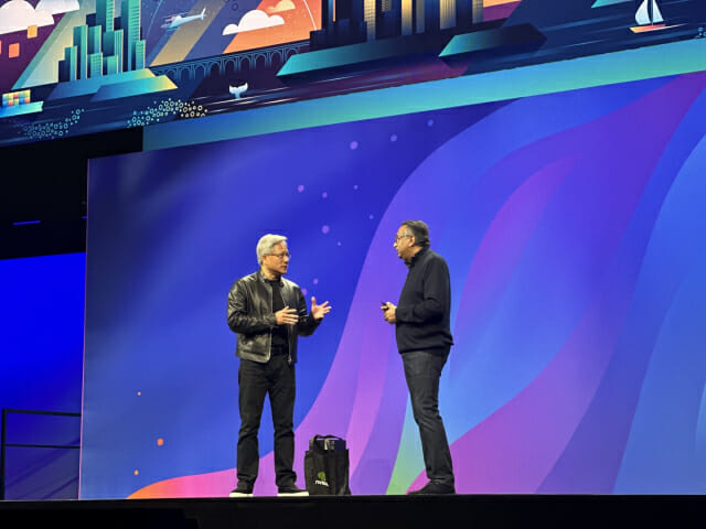 라구람 VM웨어 CEO(오른쪽)과 황 엔비디아 CEO가 발표 중이다. (사진=지디넷코리아)