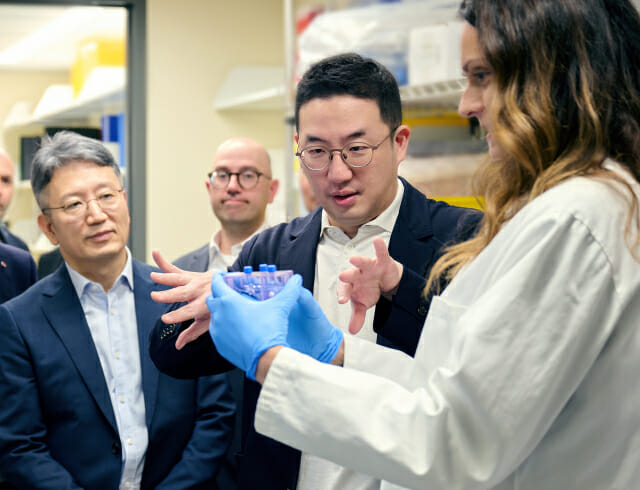 구광모 LG 대표가 현지시간 21일 미국 보스턴의 다나파버 암 센터를 방문해 세포치료제 생산 시 항암 기능을 강화시킨 세포를 선별하는 과정에 대한 설명을 듣고 있다. (사진=LG)