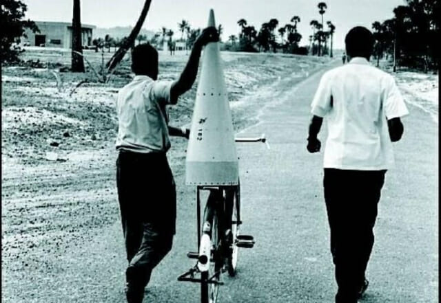 인도 연구자들이 미국 NASA에서 공급받은 로켓 부품을 자전거에 실어 나르는 장면을 담은 자료 사진 (사진=ISRO)