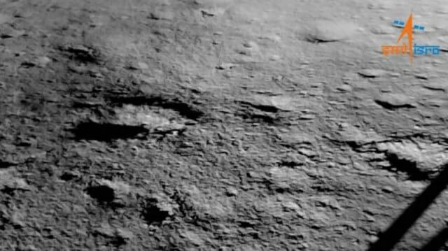 8월 23일 역사적인 달 착륙 후 인도 찬드라얀 3호 탐사선이 촬영한 달 표면의 첫 이미지. (사진= ISRO 엑스)