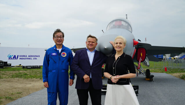 (왼쪽부터) 강구영 KAI 사장, 보이치에흐 스쿠르키에비츠 폴란드 국방부 차관, BGK은행 관계자가 폴란드 국방부 프레스 컨퍼런스를 마친 후 FA-50GF 앞에서 기념사진 촬영중이다. (사진=한국항공우주산업)