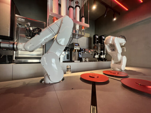 서울 성수동 로봇카페 '베러댄유어스'. 음료 제조에 로봇 2대를 동시 활용해 주문 응대 시간을 단축했다. 좌측 로봇은 얼음을 준비하고 우측 로봇은 샷을 추출하고 있다. (사진=지디넷코리아)