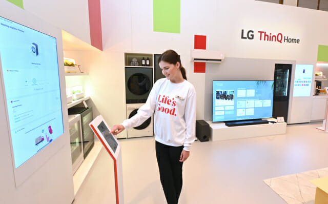 IFA 2023 LG전자 전시관에 모델들이 LG UP가전과 구매단계부터 다양한 고객 니즈에 맞춘 초개인화 가전인 LG UP가전 2.0을 소개하고 있다.(사진=LG전자)