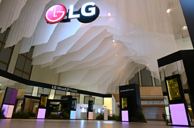 LG전자 현지시간 1일부터 5일간 독일 베를린에서 열리는 유럽 최대 가전전시회 ‘IFA 2023’에 참가한다. 사진은 유럽 라이프스타일에 맞춘 상냉장 하냉동 2도어 무드업 냉장고 신제품이 전시된 'LG 무드업 포레스트(LG MoodUP Forest)' 전경.(사진=LG전자)