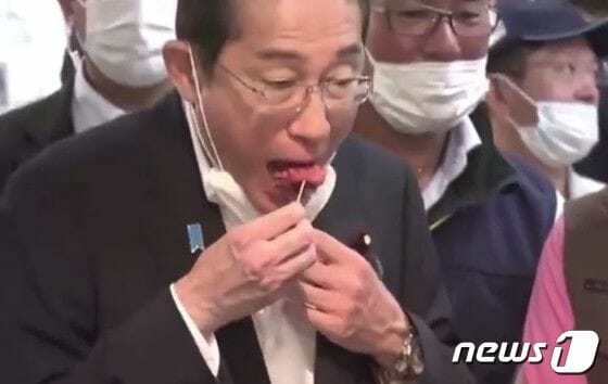 [영상] 기시다 총리, 수산시장서 후쿠시마 문어 먹고 