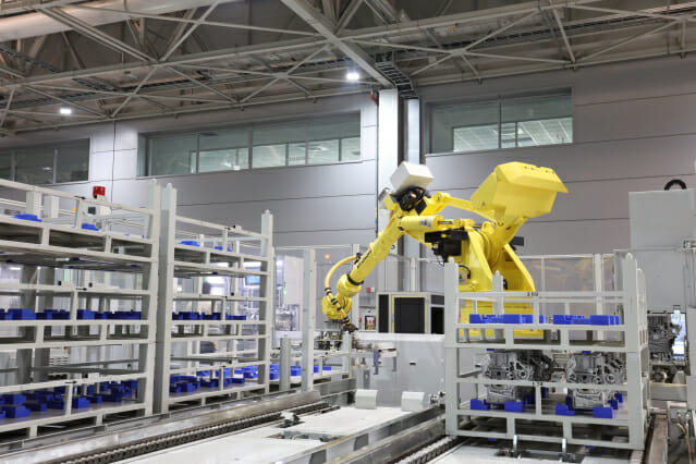HD현대로보틱스 산업용 로봇이 자동차 제조 현장에 쓰이는 모습 (사진=HD현대로보틱스)