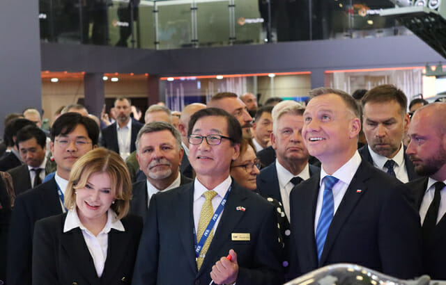 안제이 두다 폴란드 대통령(오른쪽 두번째)이 '국제 방위산업 전시회(MSPO)' KAI 부스를 찾아 강구영 KAI 사장(오른쪽 세번째)으로부터 FA-50, 소형무장헬기(LAH) 등 제품에 대한 설명을 듣고 있다. (사진=한국항공우주산업)