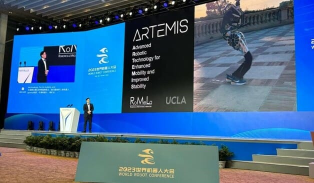 데니스 홍 교수가 최근 중국에서 열린 월드로봇컨퍼런스에서 아르테미스를 설명하고 있다 (사진=홍 교수 페이스북 캡처)