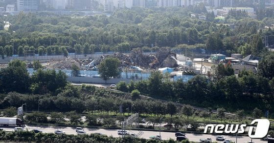 지난해 8월 서울 성동구 삼표레미콘 공장에서 철거작업이 진행되고 있다. 2022.8.16/뉴스1 © News1 김진환 기자