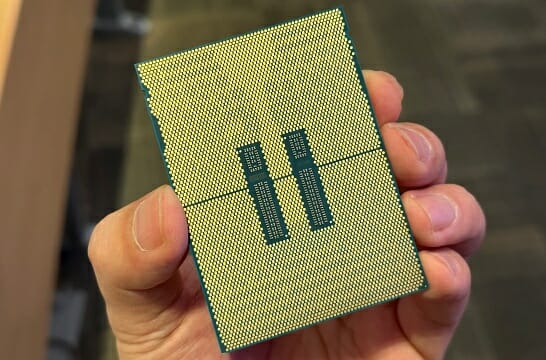 4세대 제온 스케일러블 프로세서 다이 밑의 반도체 기판. 메인보드 소켓의 핀과 접점으로 연결된다. (사진=지디넷코리아)