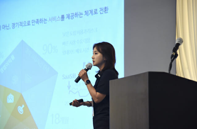 박정연 대표가 지난 7월 열린 그룹 계열사회의에서 굿센 비전을 설명하고 있다.
