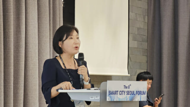 박향희 서초구청 스마트도시과장이 25일 스마트시티 서울포럼에서 '착한서초코인' 사업을 발표하고 있다.