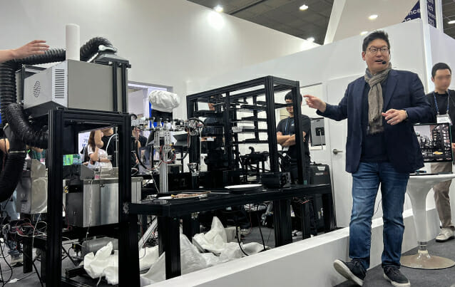 데니스 홍 UCLA 교수가 26일 서울 코엑스A홀에서 열린 디지털미래혁신대전에서 배달의민족 조리로봇 '요리'에 대해 소개하고 있다.