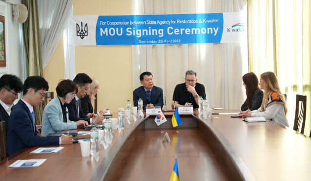 윤석대 한국수자원공사 사장(오른쪽 네 번째)이 25일(현지시간) 우크라이나 재건청을 방문해 논의를 진행하고 있다.