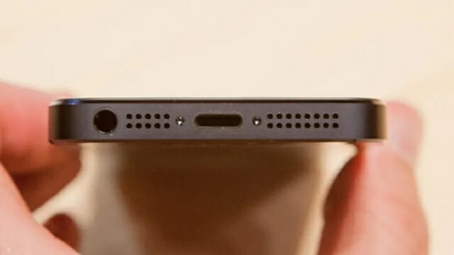 애플 8핀 라이트닝 단자는 2012년 아이폰5에 탑재되며 처음 등장했다. (사진=씨넷닷컴)