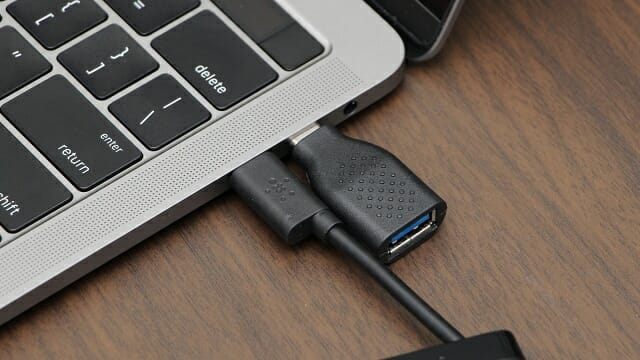 애플은 2016년 말 출시한 맥북프로부터 맥세이프 단자 대신 USB-C 단자를 내장했다. (사진=지디넷코리아)