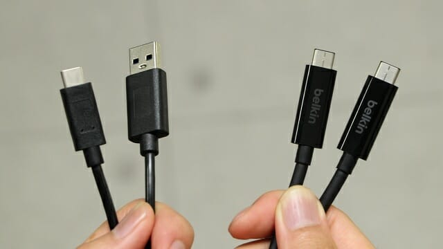 자동차에 내장된 USB-A 단자 연결을 위해 USB-C to A 케이블(왼쪽)이 필요하다. (사진=지디넷코리아)