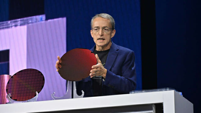 지난 9월 미국 새너제이에서 개최한 '인텔 이노베이션 2023' 행사에서 18A 공정 반도체 웨이퍼를 설명하는 펫 겔싱어 인텔 최고경영자(CEO)(사진=인텔)