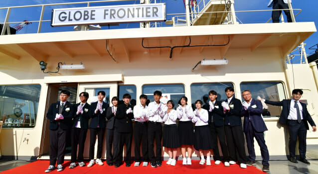군산기계공업고등학교 학생들과 일본 하카타고등학교 학생들이 10일 현대삼호중공업 야드 내 돌핀안벽에서 열린 '글로브 프론티어호' 명명식에서 새 선박의 탄생을 축하하고 있다 (사진=HD현대)
