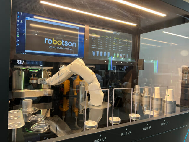 HD현대로보틱스와 로보슨이 협업해 만든 커피 제조 로봇 (사진=신영빈 기자)