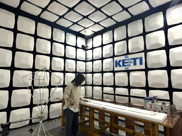 KETI 연구원이 자동차 램프를 시험하고 있다.