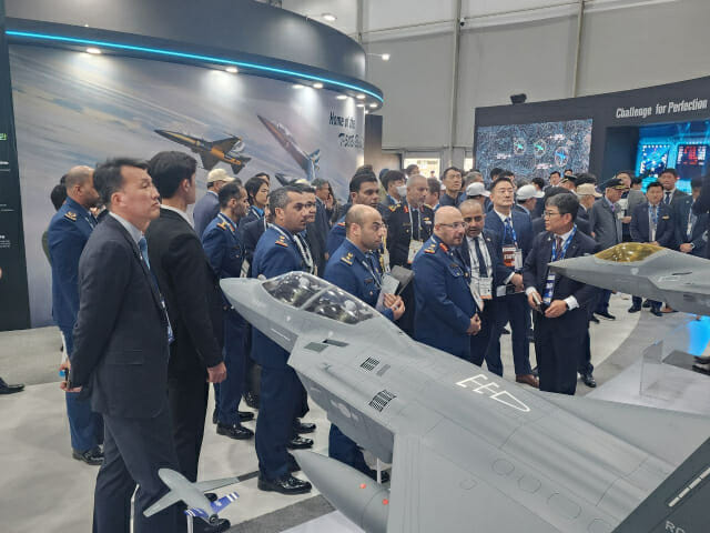 서울 ADEX 2023 KAI 전시관의 고정익 존에 방문한 UAE 공군사령관 일행이 제품 설명을 듣고 있다. (사진=한국항공우주산업)