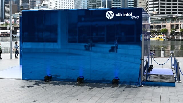 시드니 전시 컨벤션 센터 앞에 설치된 체험공간 'HP 블루 큐브'. (사진=지디넷코리아)