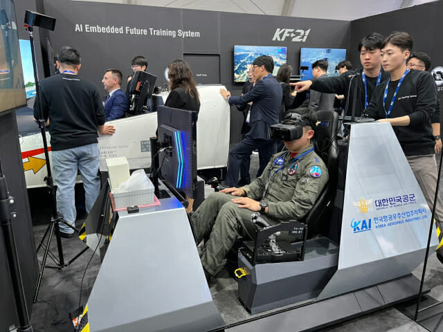 서울 ADEX 2023 KAI 전시관의 시뮬레이터 존 (사진=한국항공우주산업)