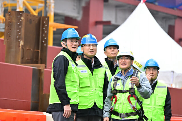 10월 19일 이재용 삼성전자 회장이 삼성전자 기흥캠퍼스를 방문해 차세대 반도체 R&D 단지 건설 현장을 점검하고 있다.(사진=삼성전자)