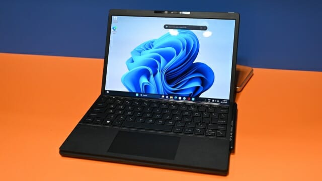 HP 스펙터 폴더블. 키보드를 올린 상태에서 노트북 모드로 작동한다. (사진=지디넷코리아)