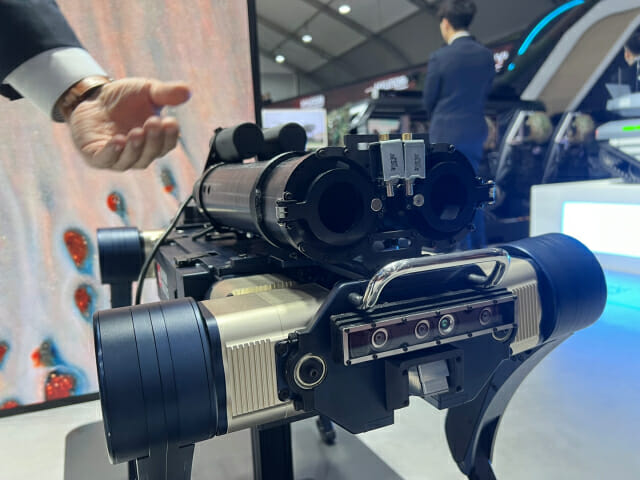 레인보우로보틱스가 현대로템과 공동 개발한 방산용 사족보행 로봇을 'ADEX 2023'에 전시했다. 이 로봇은 상단부에 최루탄 등을 발포할 수 있는 비살상 무기를 탑재했다. (사진=신영빈 기자)