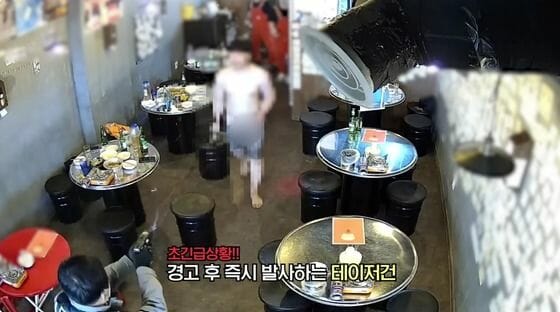 '전신 문신' 40대, 알몸 식당 난동…테이저건 제압