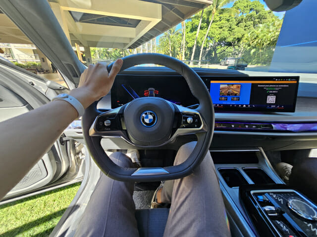 BMW i7 차량 앞좌석에서 게임을 켠 모습. 해당 기능은 주차(P) 상태에서만 가능하다(사진=장경윤 기자)