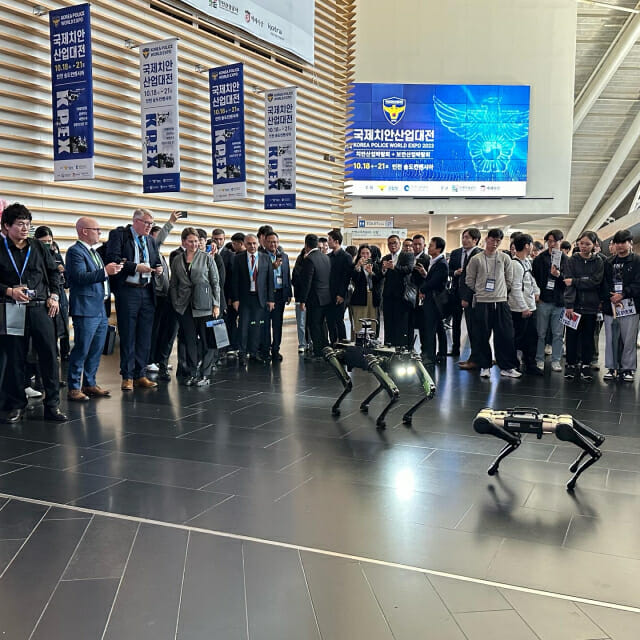 국제치안산업대전에서 고스트로보틱스 '비전60'과 레인보우로보틱스 사족보행 로봇 'RBQ'가 관람객 주목을 받았다. (사진=레인보우로보틱스)