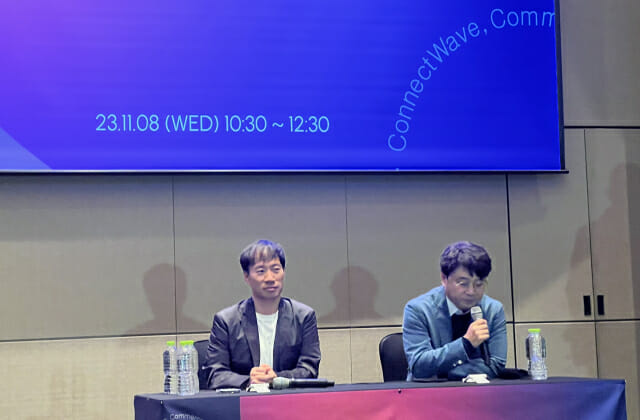 (왼쪽부터) 김성훈 업스테이지 대표, 이건수 커넥트웨이브 총괄대표