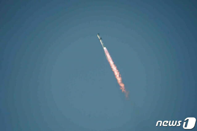 스페이스X 2단 로켓 분리 성공…이륙 10분만에 폭발