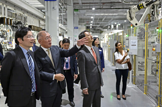 로렌스 웡 싱가포르 부총리와 정의선 현대차그룹 회장이 HMGICS 제조시설을 둘러보는 모습 (사진=현대자동차그룹)