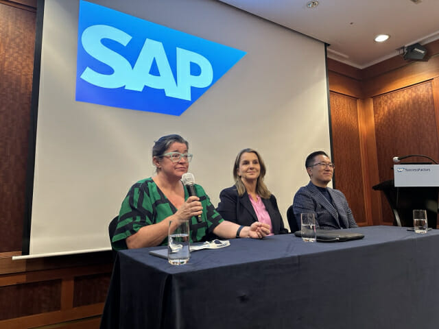 스테이시 채프먼 SAP 석세스팩터스 데이터 및 분석 제품 관리 그룹 부사장(왼쪽)이 기자들 질문에 답하고 있다.